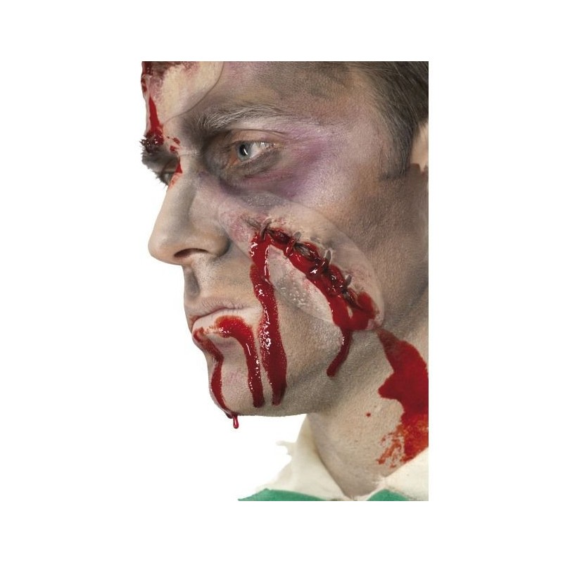 Cicatriz grapas con adhesivo y sangre